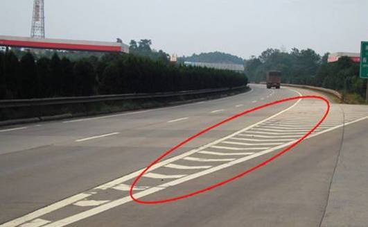 也不得随意在导流线区域掉头或停放,一旦查处可对驾驶员处罚100元,记3