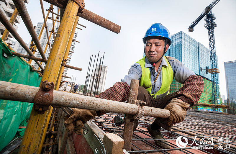 中建三局总承包公司联投中心一期项目模板工闫大军正在高温作业中.