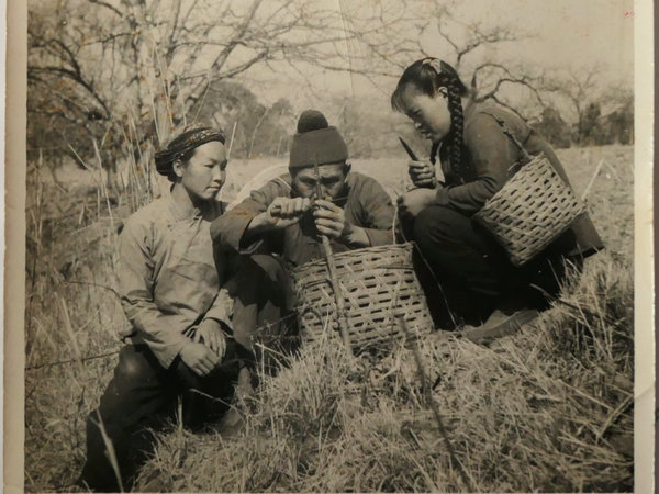 1958年,苏阿杨(中)正在嫁接核桃.(漾濞县档案馆翻拍)