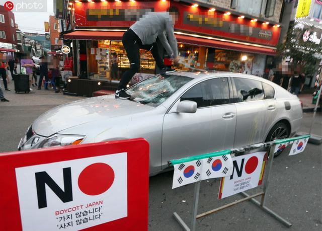 韩国民众抵制日货掀高潮男子怒砸日系车