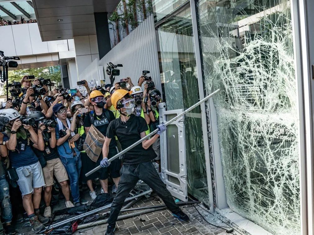 7月1日,香港反修例示威者暴力冲击占领立法会 来源:大公报)