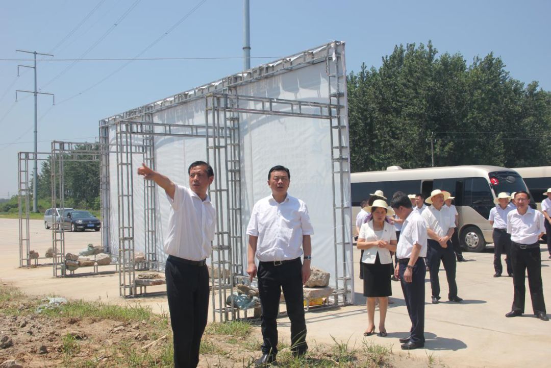 园林办事处党委书记吴纯羽介绍说:"我们先后对接深圳