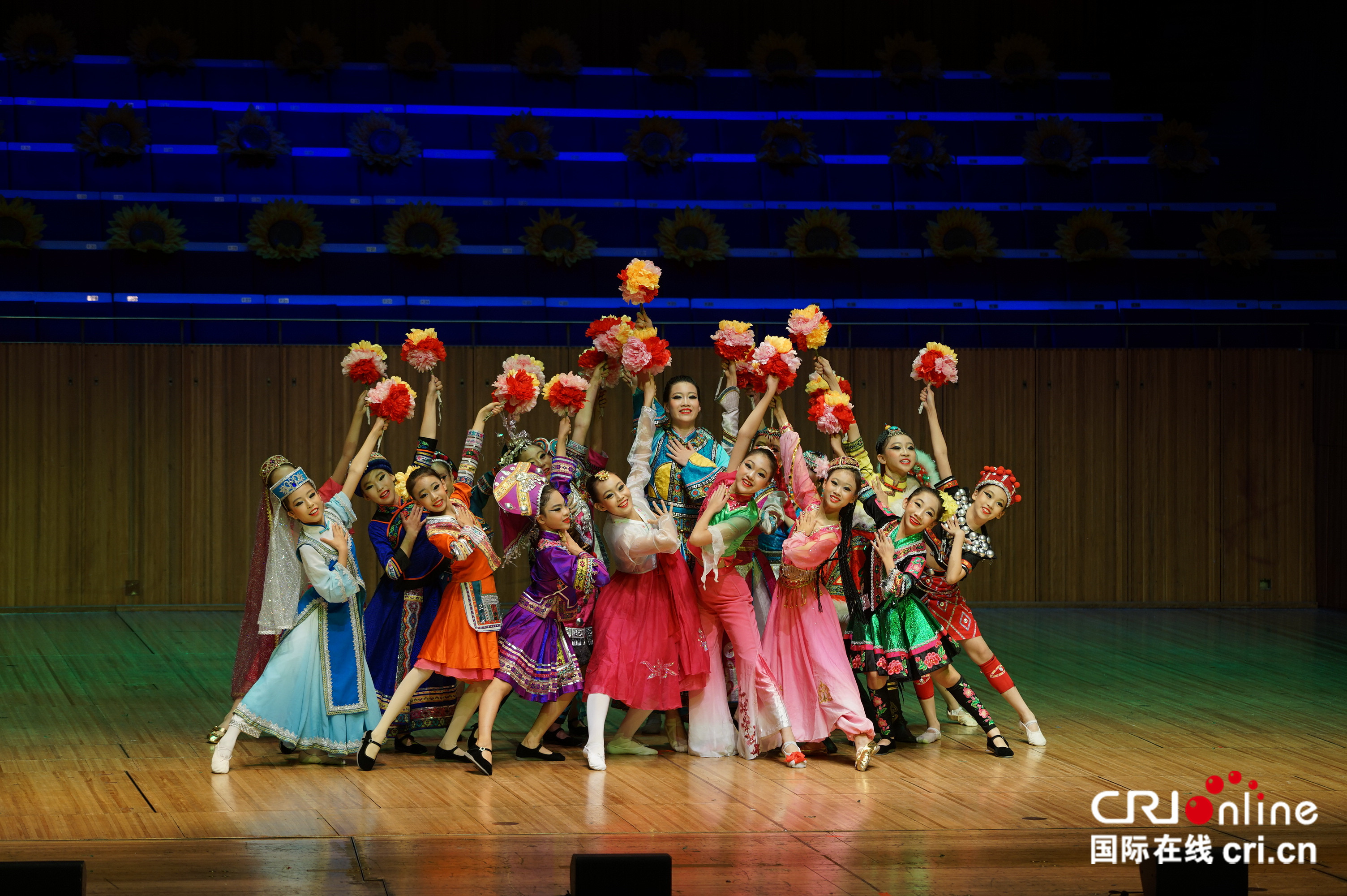 北京市学生金帆艺术团7月27日在悉尼歌剧院登台表演