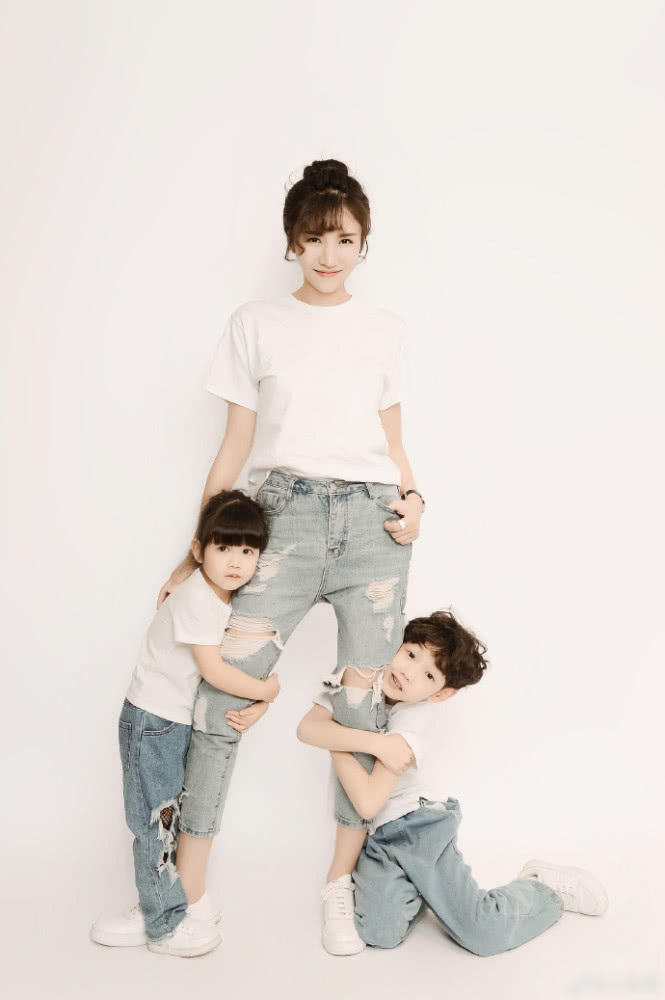 杨烁高颜值儿女罕见曝光 和妈妈穿亲子装神似混血儿