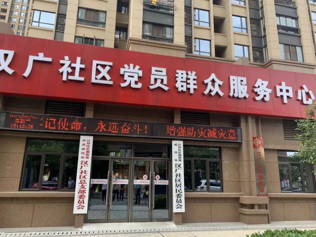 社区党群服务中心大门口,"一横三竖"4块牌子是标配,庄重清爽.