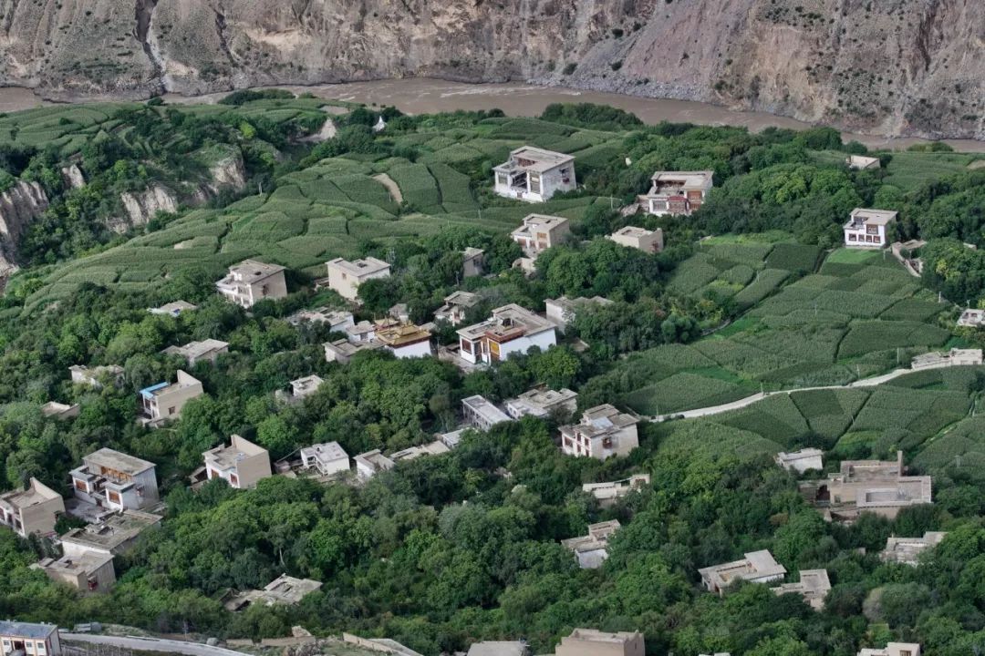 离开318国道,走到左贡县东坝乡,区区只有27公里.