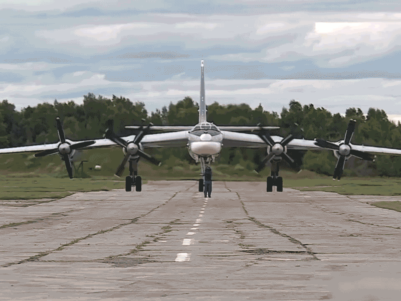 俄军图-95ms起飞,并与中国空军轰-6k编队动态图.