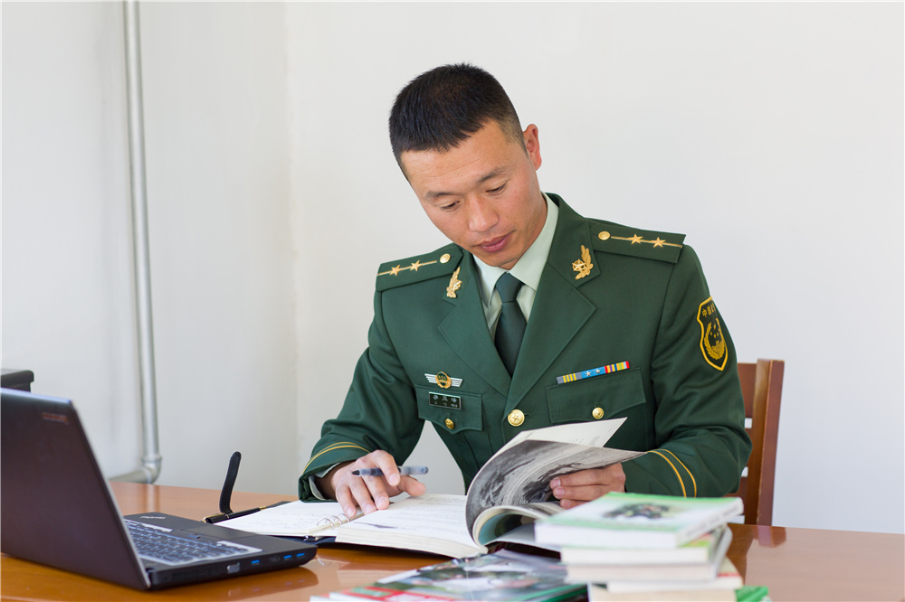 赤胆忠诚的反恐尖兵李玉峰