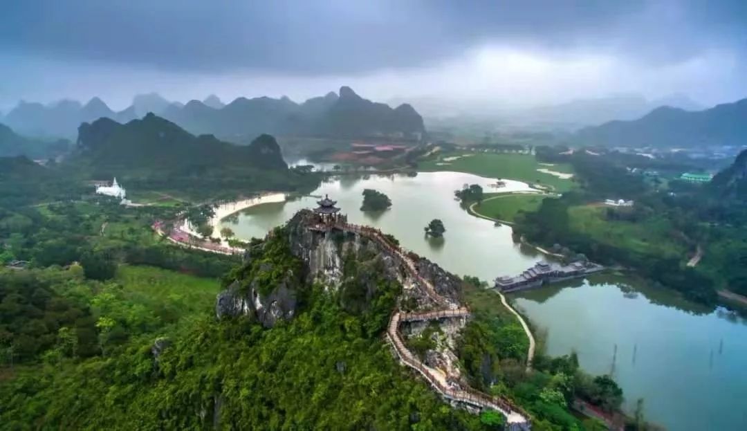 武鸣作为南宁的一个城区中心距南宁市区只需要半个钟的时间说这里是