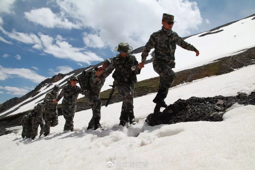 (刘慎 秦若铭)西藏昌都军分区某团组织驻训官兵踏上边防巡逻路.