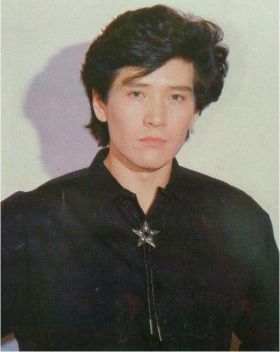 58岁费翔罕见晒照 刮掉胡须帅气依旧