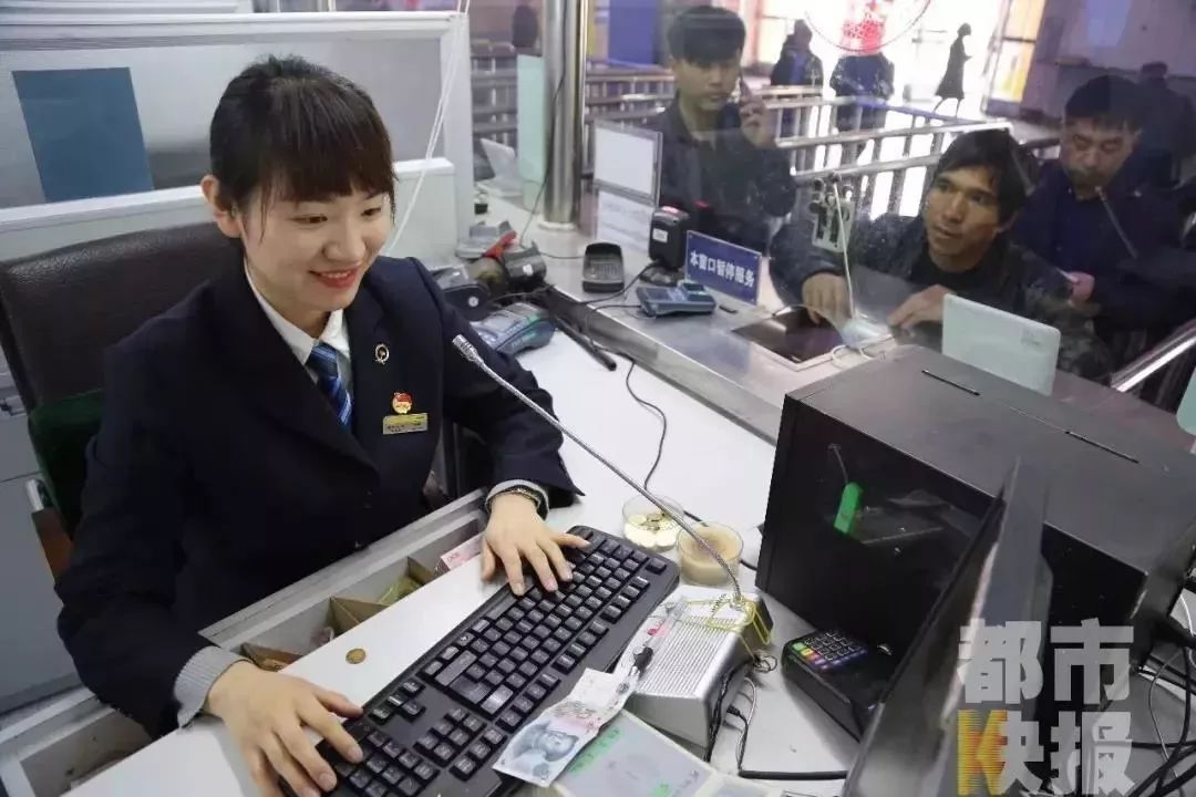 李聪是一名"90后" 她曾在部队做过接线员 这个岗位要求能够牢记 军区