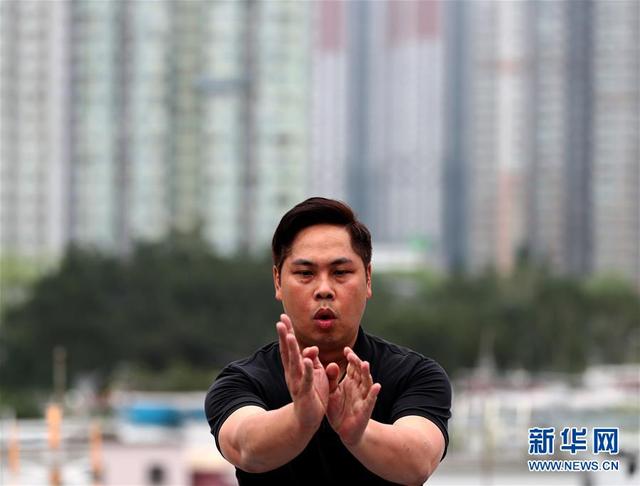 白眉派第七传传人潘国辉在天台练拳(5月2日摄).新华社记者 李钢 摄