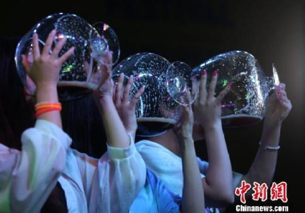 图为女士举起巨型酒杯进行喝酒比赛.
