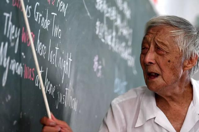 92岁退休教师坚持19年为孩子们免费补习英语!