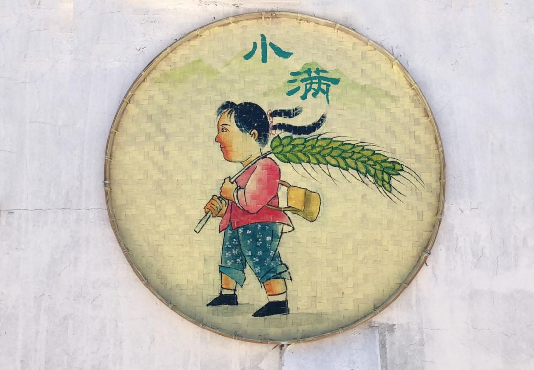 社区志愿者利用竹簸箕彩绘二十四节气图之小满.图片来源:常德文明网