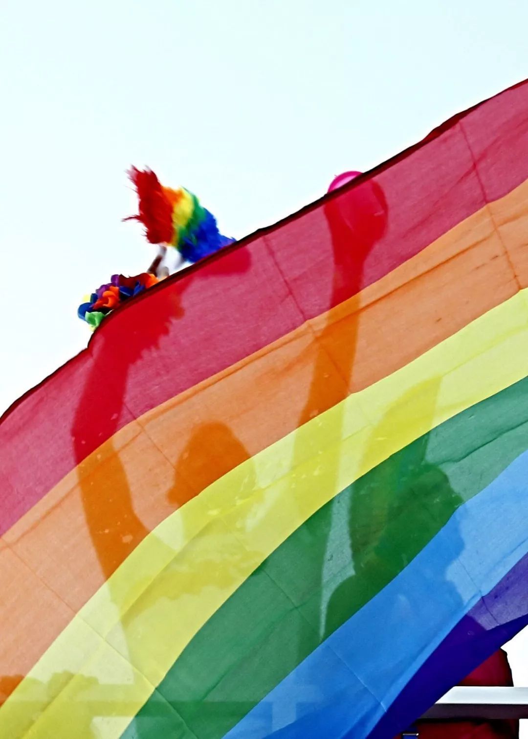 每到6月,欧美各地的许多标志性建筑被变成彩虹色,人们身披彩虹旗走在