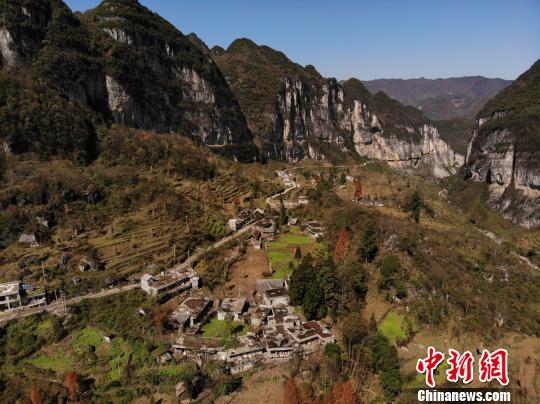 贵州赫章悬崖上凿出470米挂壁公路脱贫致富奔小康