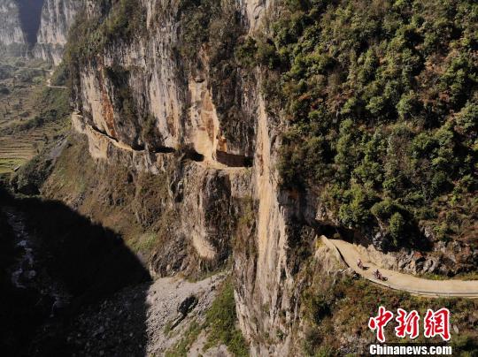 贵州山路悬崖图片
