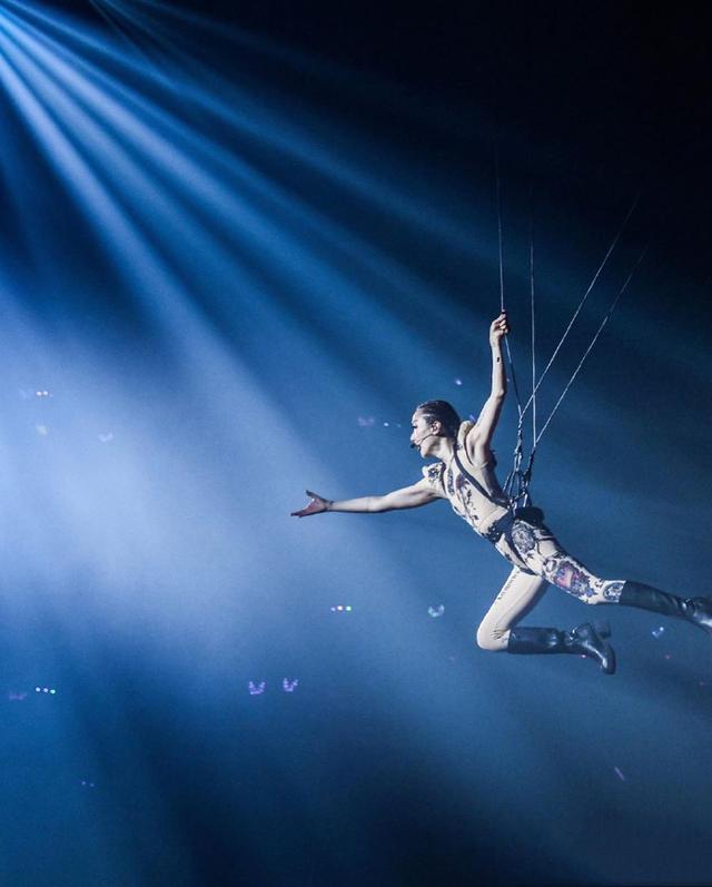 郑秀文演唱会挑战高难度威压 穿紧身衣空中翻转360度_人民号