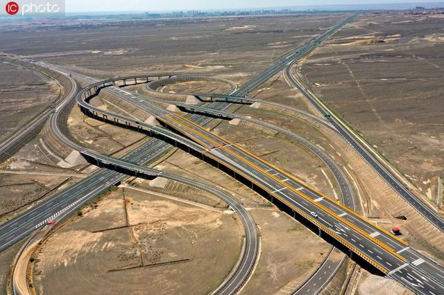 航拍新疆克拉玛依交通枢纽:三坪互通立交桥雄伟壮观