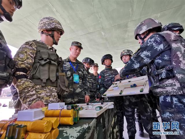 8月8日,中吉雙方參演官兵進行戰場救護專業訓練. 新華社記者 劉芳 攝