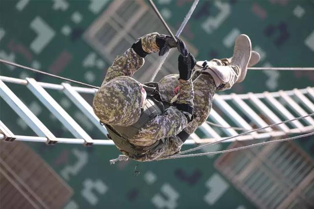 中方队员示范牵引横越训练