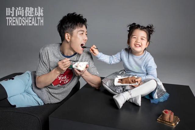 王栎鑫与女儿玩乐高眼神温柔王唯伊坐爸爸肩头笑对镜头