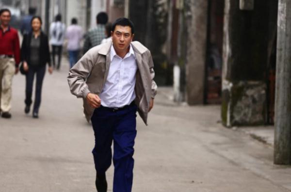 张嘉译上台,"一步三摇"走路姿势太帅,孙俪,周迅都笑开了花