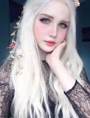 俄罗斯女孩天生一头白发配上高颜值让网友直呼仙女