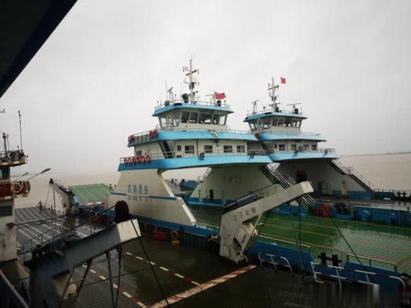 高港:超强台风"利奇马"来袭,汽渡船舶锚泊加固