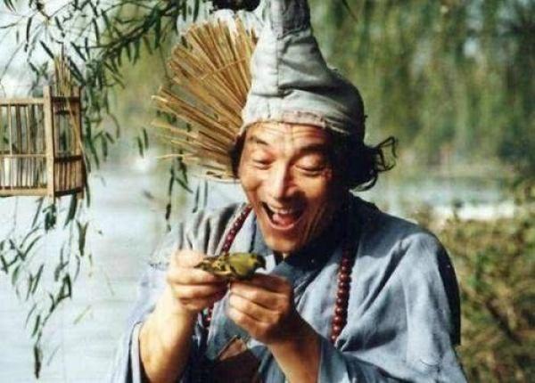 他唱的一首"帽儿破鞋儿破"也广为流传.