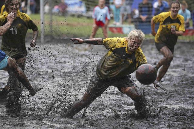 白俄罗斯举行趣味沼泽足球赛满身泥浆欢乐无比