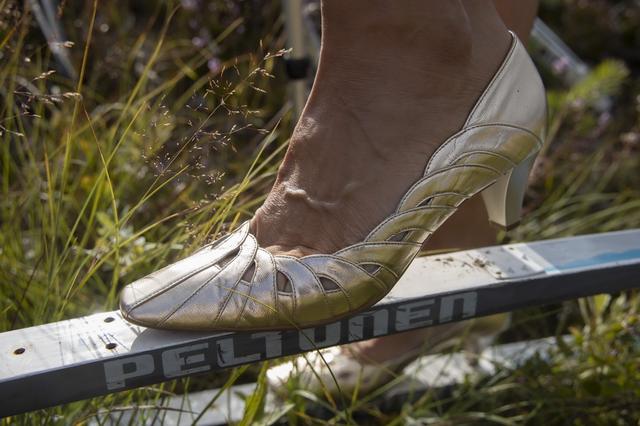 花裙高跟鞋滑越沼泽地