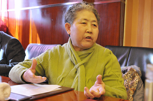 报道中,老干妈公司总经理李妙行介绍,老干妈针对不同的产品所用的辣椒