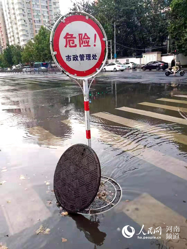 点赞郑州城管新发明暴雨顶不飞冲不跑的窨井盖