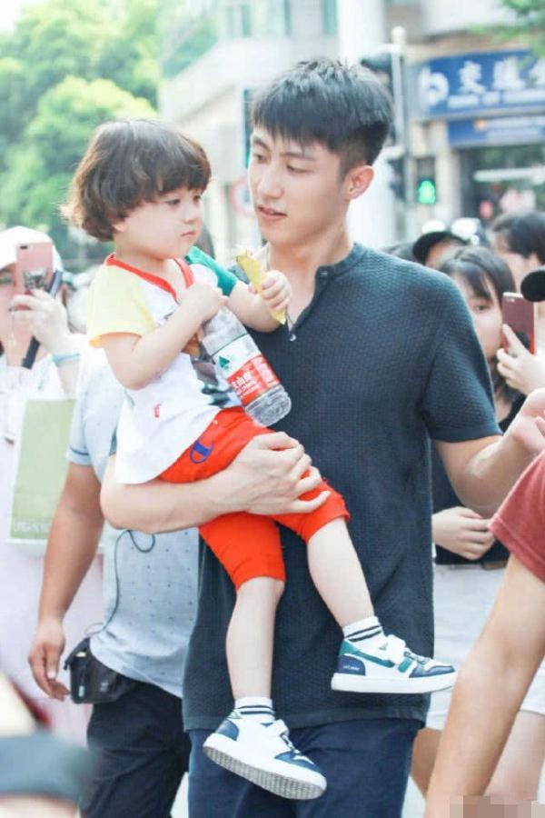 黄景瑜单手托举吴谨言看到他抱萌娃的姿势未来一定是位好爸爸