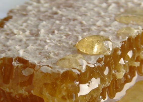 荆条蜂蜜产于晋中的灵石县,其蜜色泽艳,呈半透明琥珀状;结晶细腻乳白