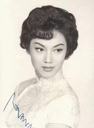 夏萍原名卢少萍,1937年10月6日生于香港,上世纪50年代进入演艺圈.