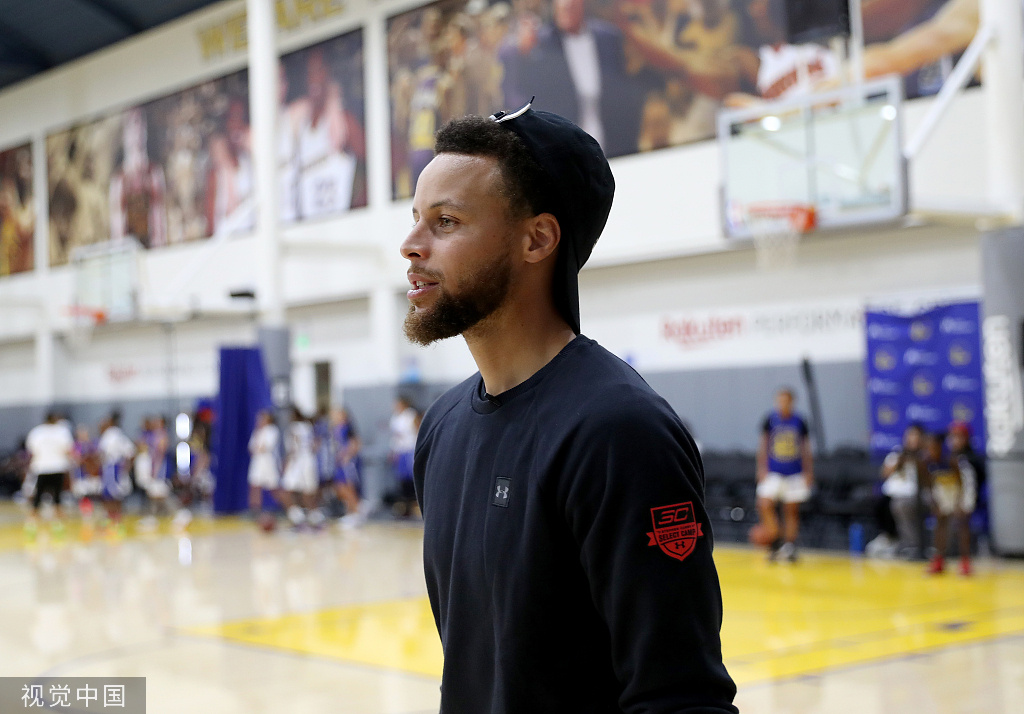 勇士办篮球女孩训练营 "大胡子"库里助阵