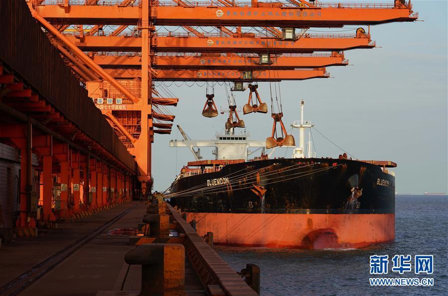 8月14日,一艘轮船靠泊在曹妃甸港区矿石码头.新华社记者杨世尧摄