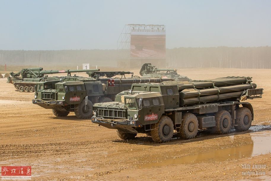 参加地面机动展示的俄军s-300远火,装填车和2s7自行火炮.