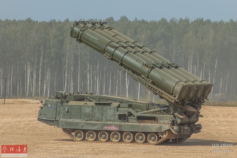 参加演示的俄军s-300v远程防空导弹发射车.
