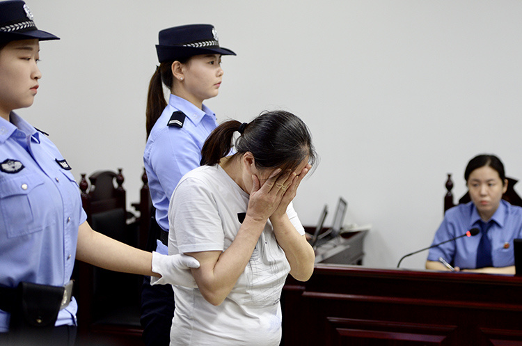 北京海淀连撞8车女司机今日受审 当庭痛哭