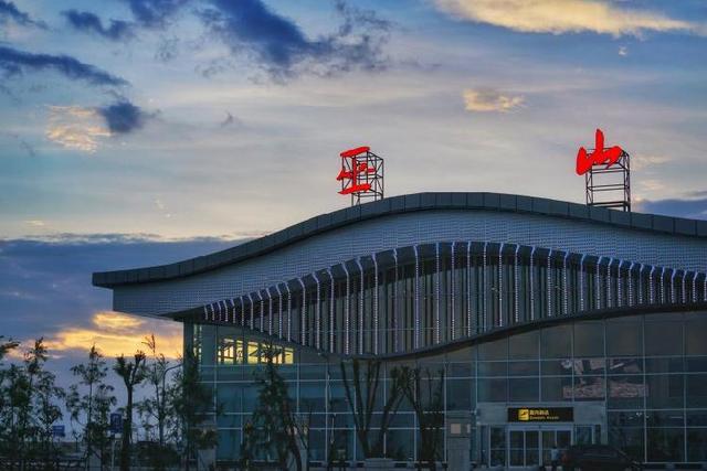 巫山机场·现场|巫山机场正式通航 重庆飞巫山航班已起飞