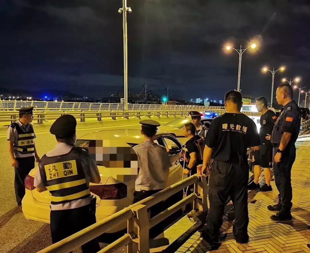 吓人男子在集美大桥欲跳桥轻生结果近日厦门发生多起
