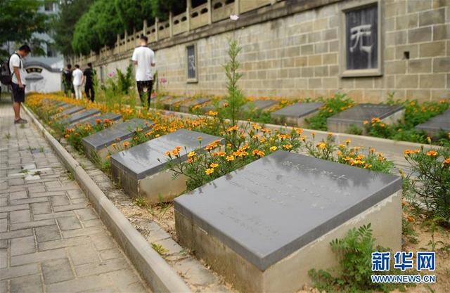 参观者在位于延安市甘泉县的劳山战役烈士陵园瞻仰革命烈士(8月8日摄)