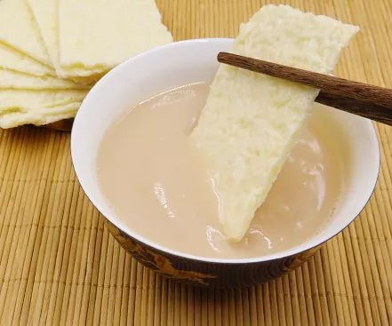 喝奶茶的时候,掰几块奶皮子,浸泡进去,撒少许炒米,别具草原风味