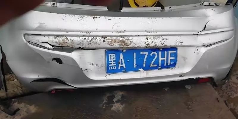这里有被大雨冲丢的车牌,保险杠!快来认领 ↘