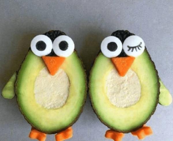 猫头鹰的身体选用的水果是牛油果,选择用胡萝卜做出了鼻子和脚掌,用